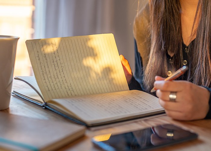 chica practica la escritura